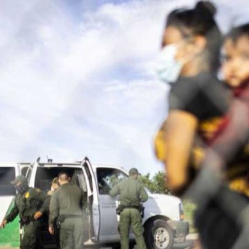 Texas explota contra inmigrantes, pasan de detenciones a arrestos